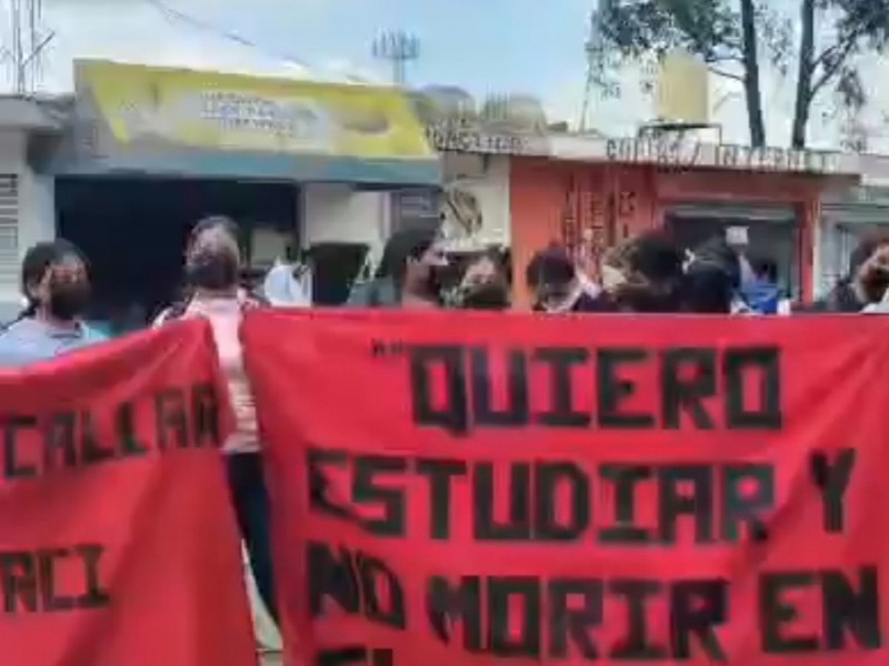 Estudiantes de Teteles se manifestaron afuera de la SEP