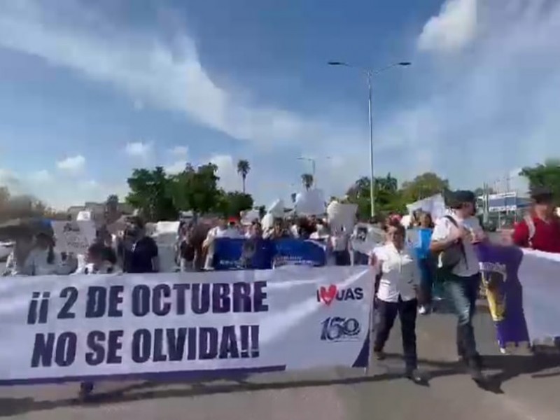 Estudiantes de UAS se manifiestan por la matanza de Tlatelolco