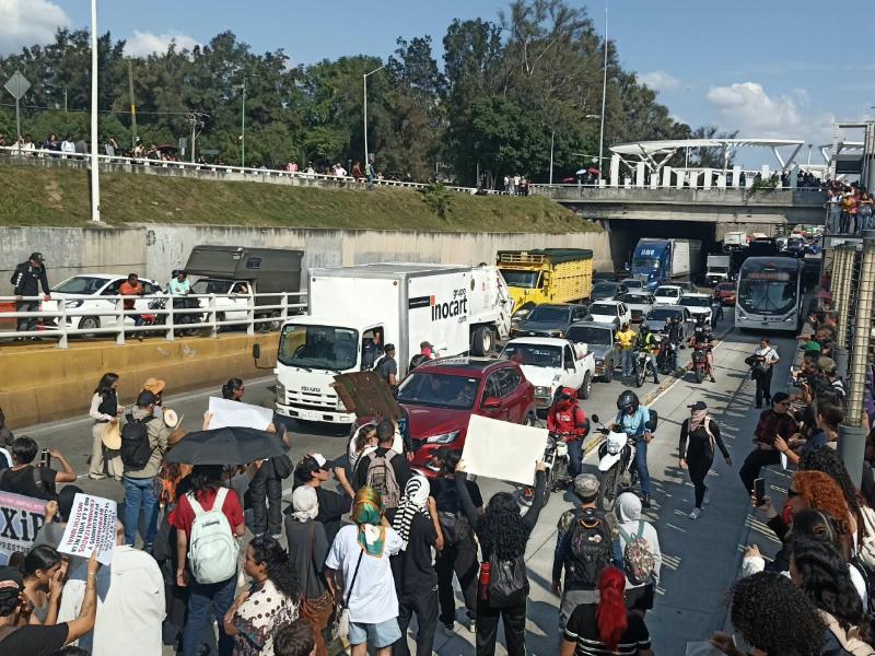 Estudiantes de UdeG bloquean vialidades para exigir liberación de detenidos