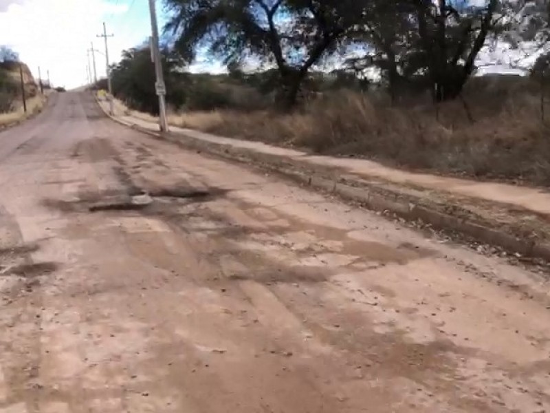 Estudiantes de UTN exigen pavimentación de acceso a universidad