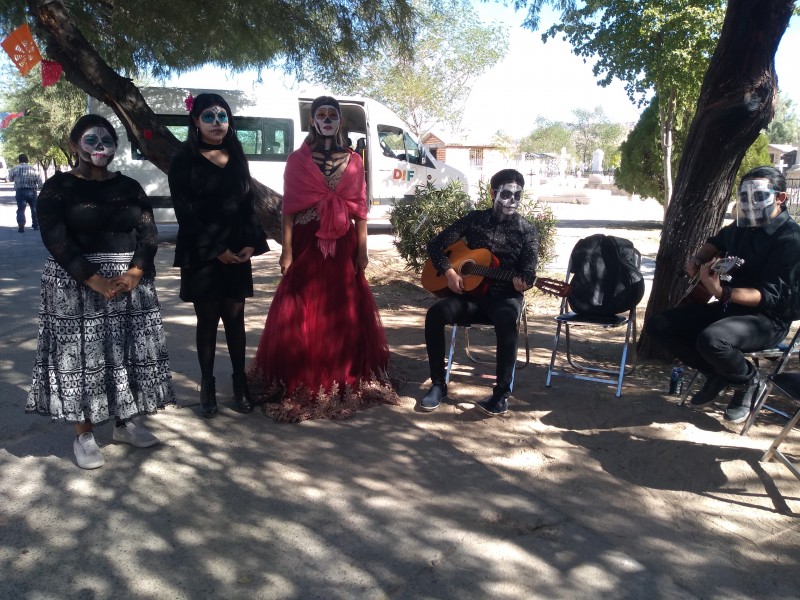 Estudiantes del Cbtis 132 interpretan canciones mexicanas en Panteón Yañez