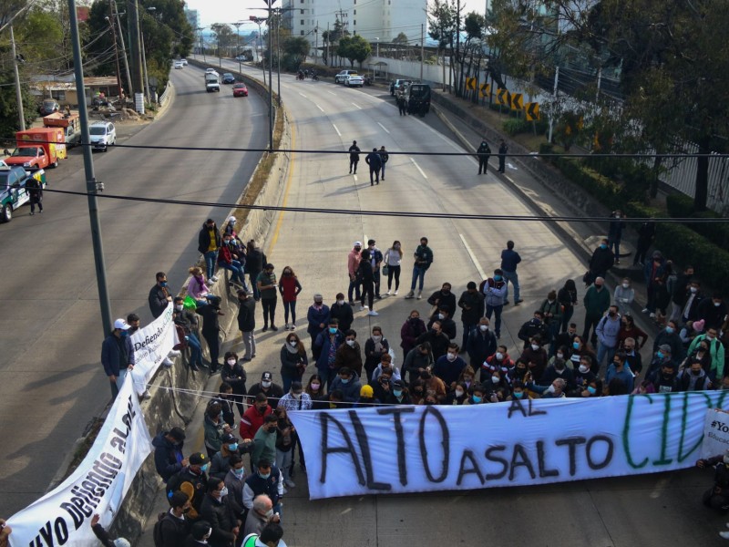 Estudiantes del CIDE bloquean carretera México-Toluca