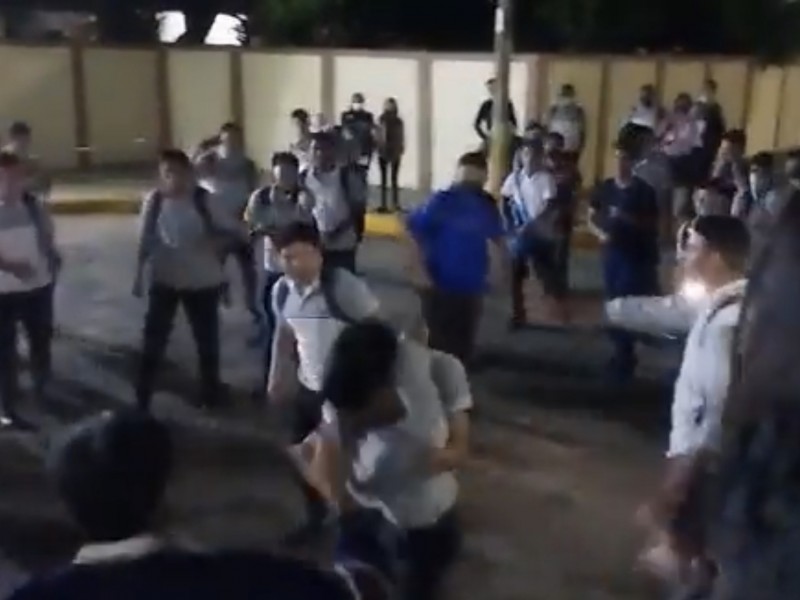 Estudiantes del CONALEP Coatzacoalcos protagonizaron pelea callejera