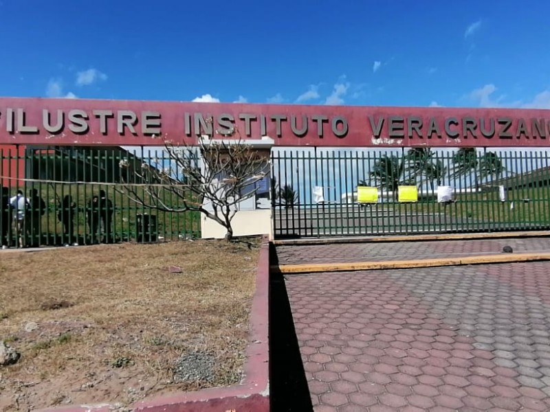 Estudiantes del Ilustre Veracruzano toman las instalaciones