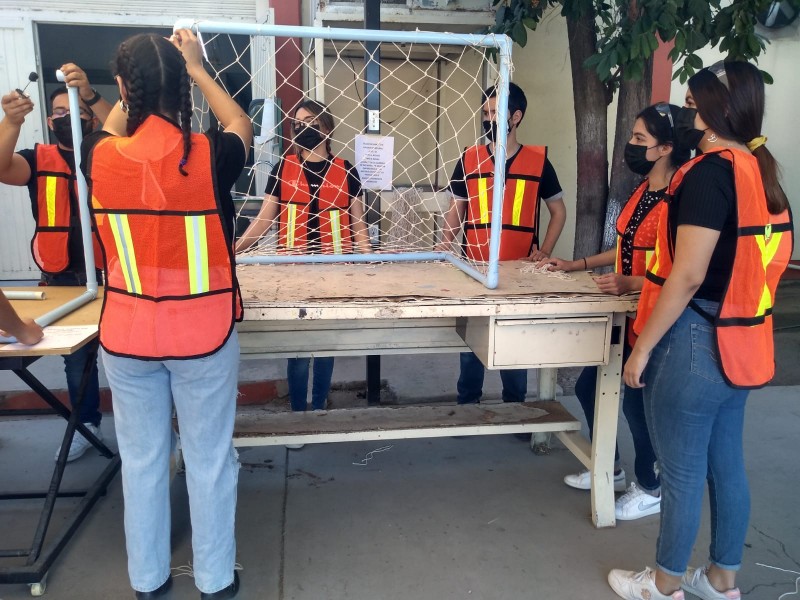 Estudiantes del ITH fabrican porterías para donarlas a niños