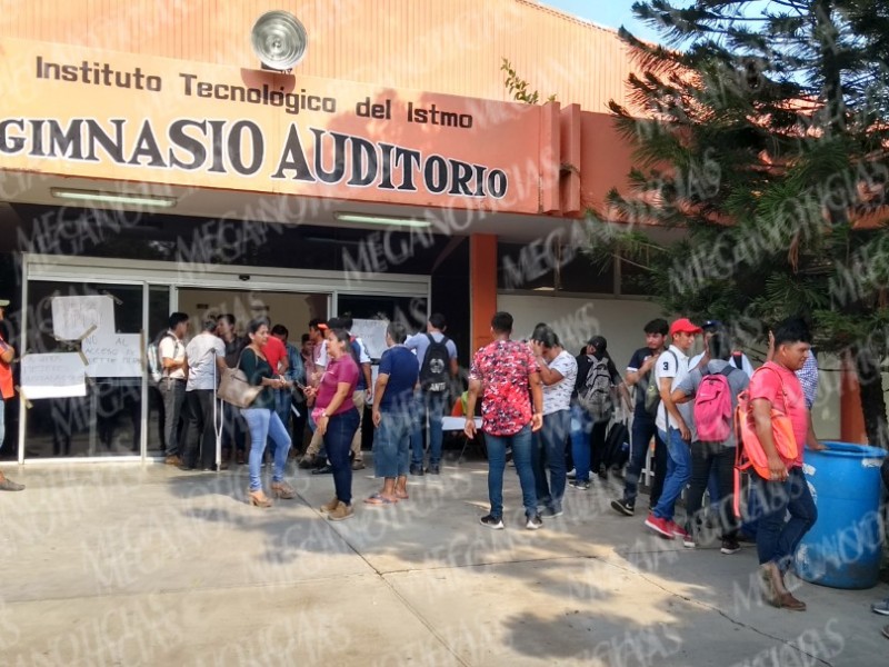 Estudiantes del ITI toman instalaciones del plantel