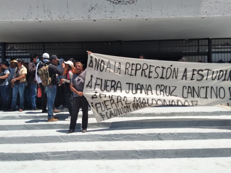 Estudiantes del Tecnológico protestan afuera de palacio de gobierno