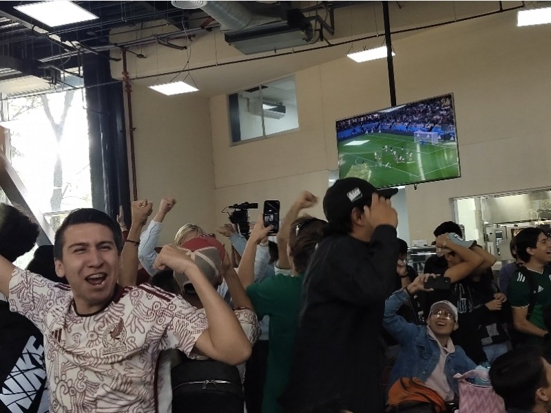 Estudiantes disfrutan primer partido de México en el Mundial