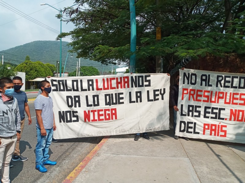 Estudiantes en contra de recorte a normales en México