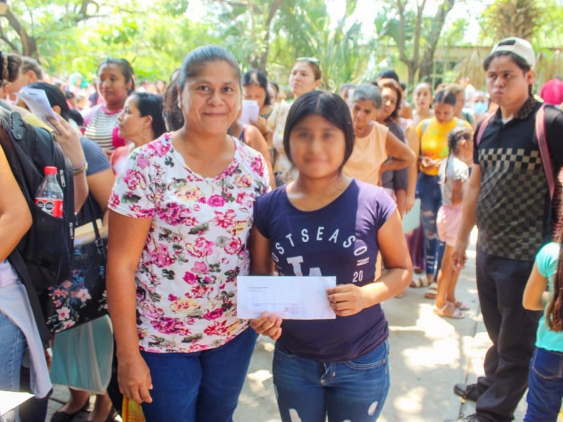 Estudiantes en Costa Grande reciben beca estatal