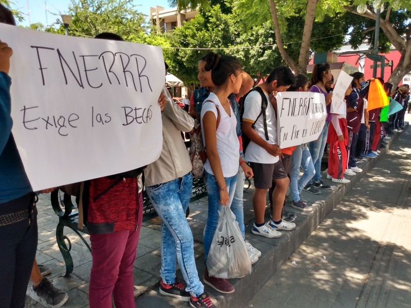 Estudiantes exigen que AMLO cumpla con las becas
