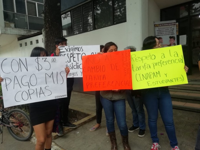 Estudiantes exigen respeto a tarifas de pasaje