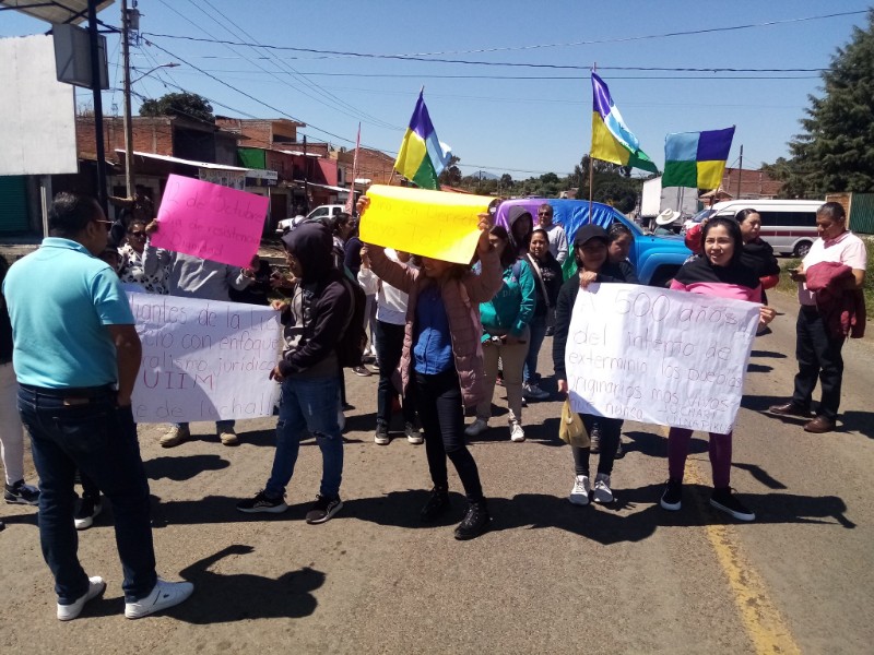 Estudiantes indígenas bloquean carreteras