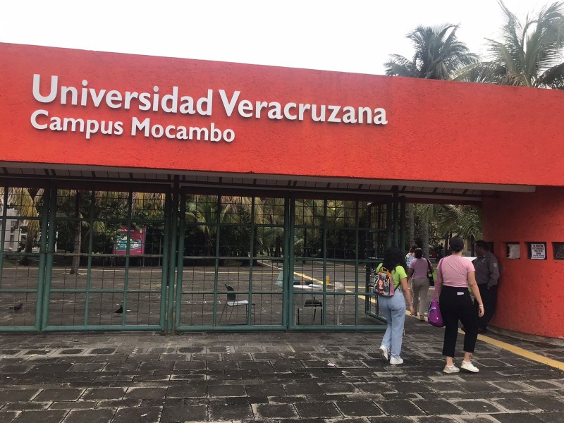 Estudiantes ingresan al curso de inducción en la UV