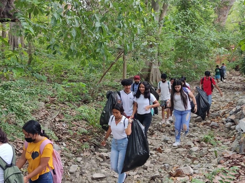Estudiantes limpian arroyo El Limón; retiran 150 kilos de plástico