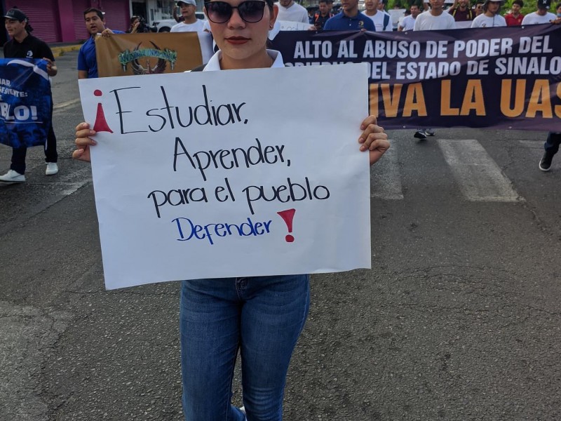 Estudiantes marchan en conmemoración al 2 de octubre del 68