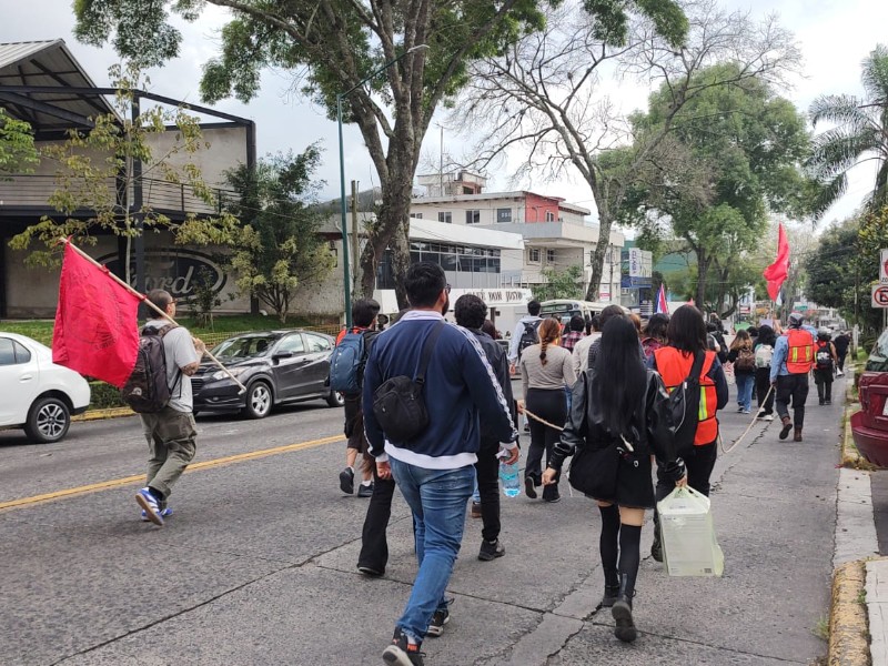 Estudiantes marchan en conmemoración del 2 de octubre