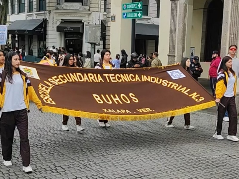 Estudiantes marchan por la paz