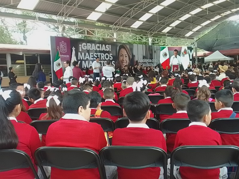 Estudiantes michoacanos inician ciclo escolar con nuevos libros de texto