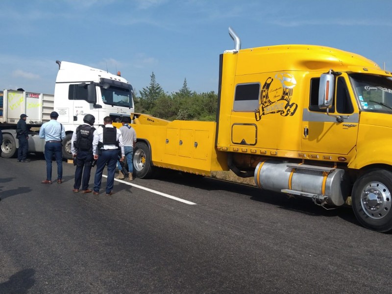 Estudiantes normalistas bloquean la carretera Morelia-Pátzcuaro