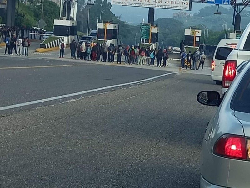 Estudiantes normalistas bloquean por horas caseta SCLC-Chiapa