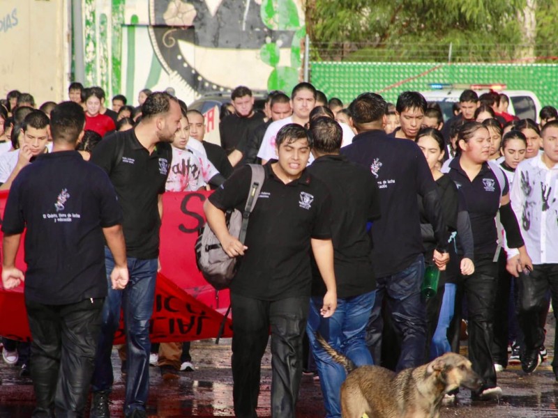 Estudiantes normalistas de el quinto marchan por los 43 de ayotzinapa