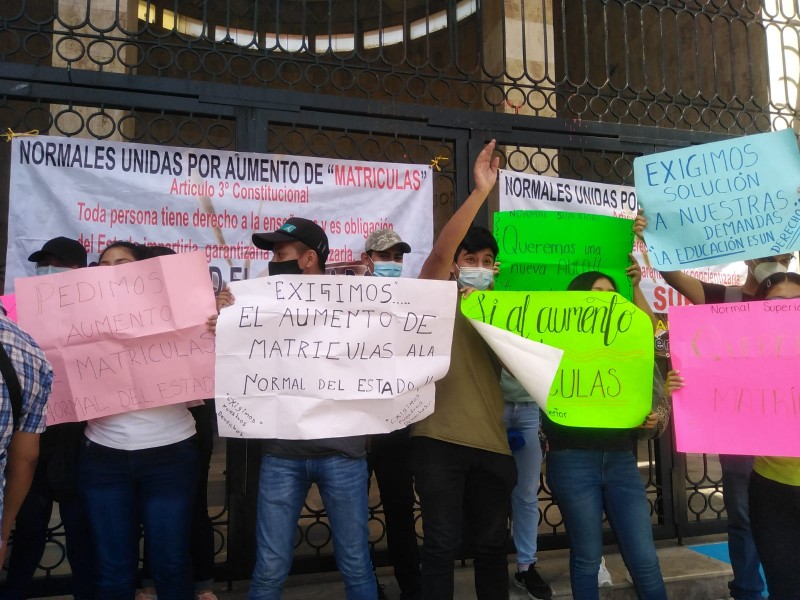 Estudiantes normalistas piden ampliación de matrículas