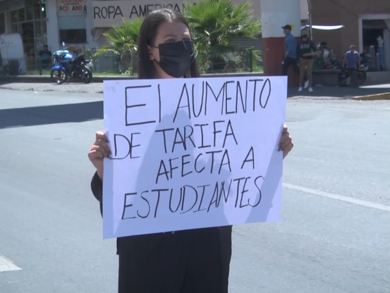 Estudiantes paralizan Zacatecas por aumento al transporte público