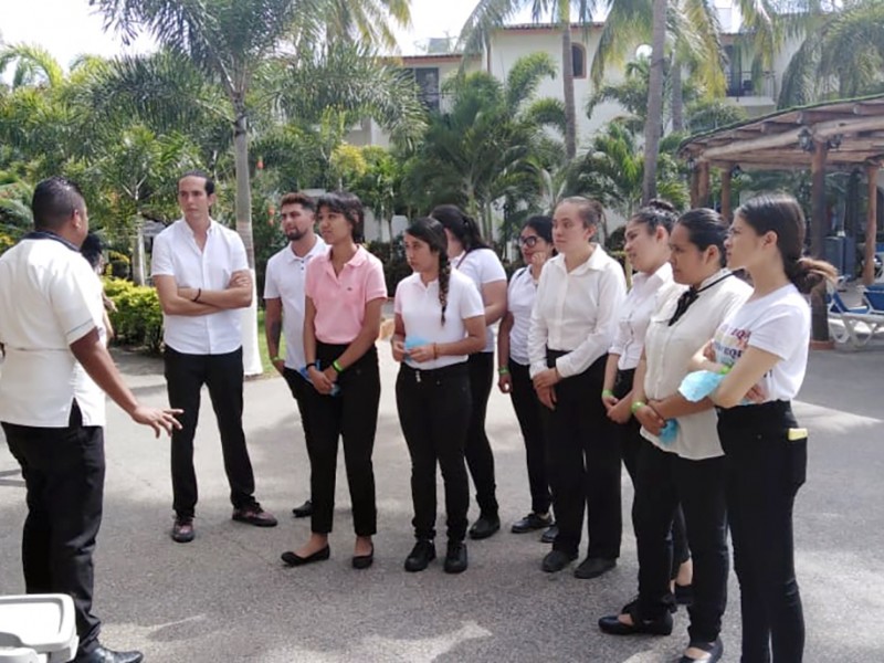 Estudiantes participan en taller de Hotelería en Puerto Vallarta Jalisco