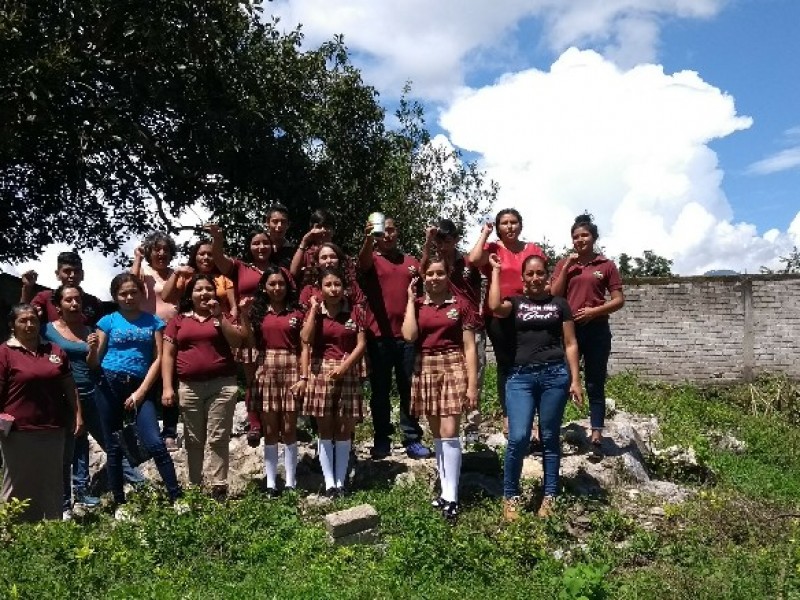 Estudiantes piden donativos para construir escuela