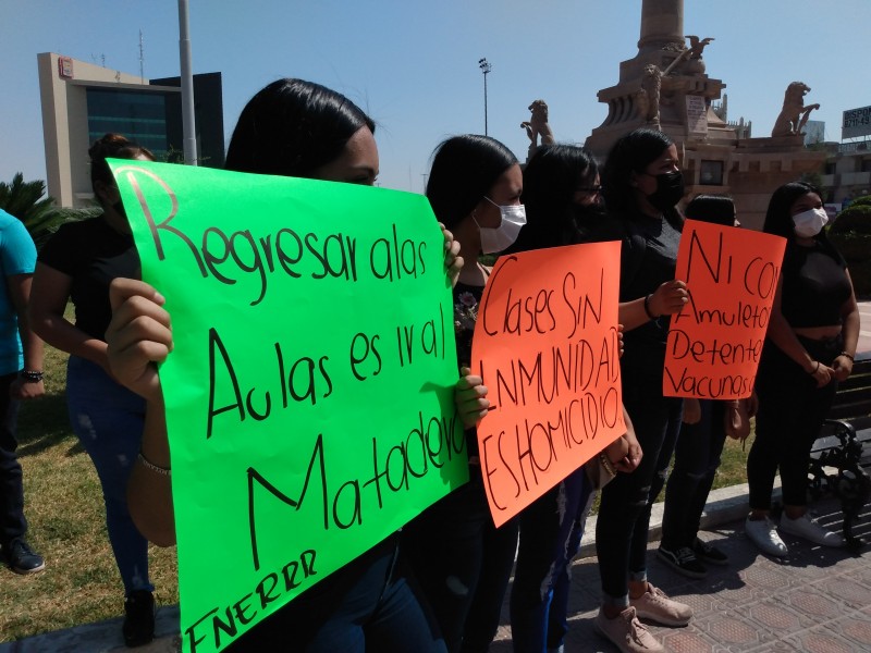 Estudiantes piden ser vacunados para regresar a las aulas