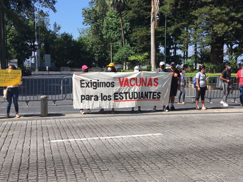 Estudiantes piden ser vacunados previo al regreso presencial a clases