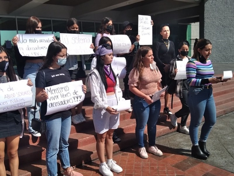 Estudiantes protestan en UdeG para exigir destitución de profesor abusador