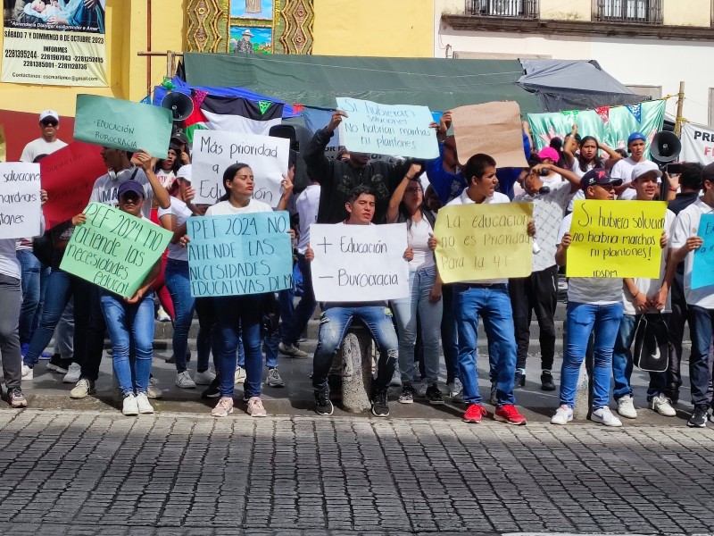 Estudiantes protestan para exigir que gobierno concluya su infraestructura escolar