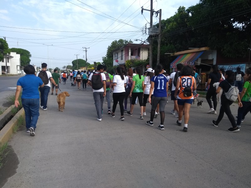 Estudiantes realizan carrera canina con causa