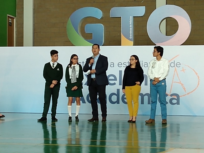 Estudiantes reciben beca por excelencia académica en Guanajuato