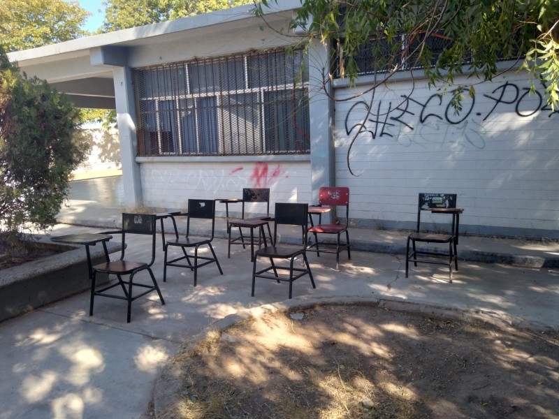 Estudiantes reciben clases fuera de aulas, la escuela está vandalizada