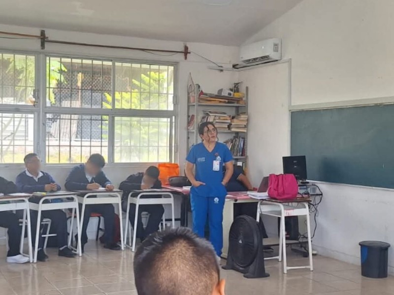 Estudiantes reciben talleres sobre adicciones y atención a salud mental