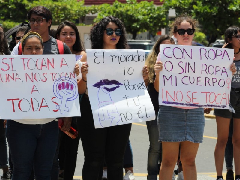 Estudiantes se manifiestan contra violencia hacia mujeres