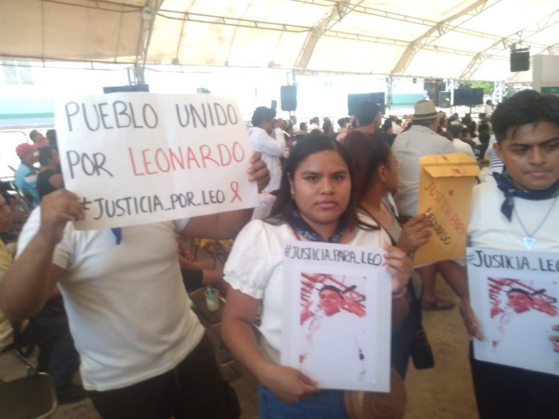 Estudiantes se manifiestan durante visita de Amlo a Juchitan, Oax