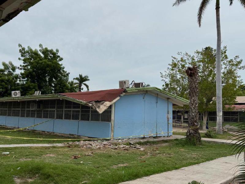 Estudiantes siguen sin clases en Batamote por desplome de techo en primaria