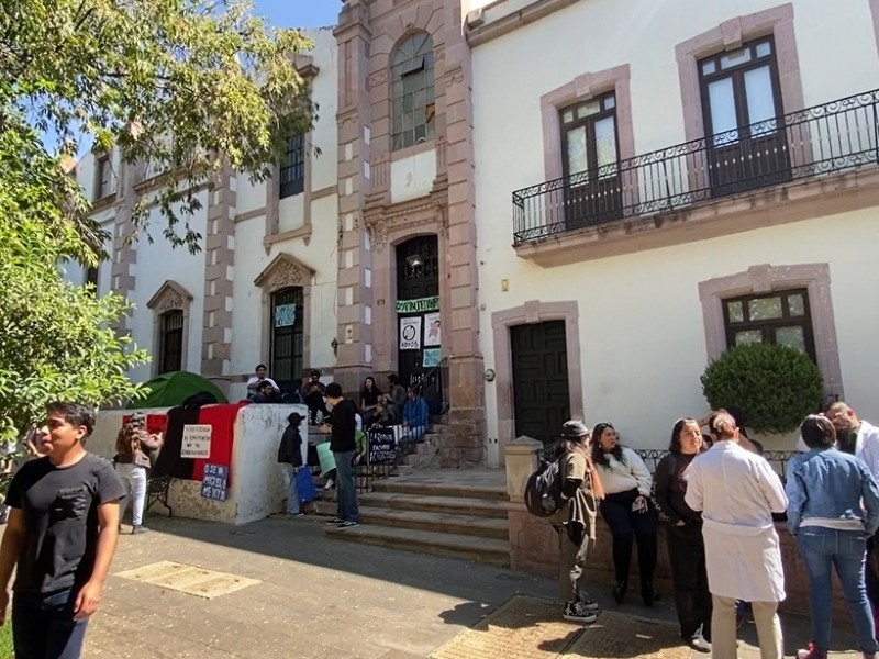 Estudiantes toman escuela; exigen destitución de directora y denuncian acoso