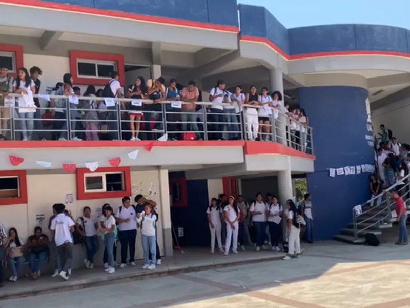 Estudiantes toman Facultad de Veterinaria UAGro en Tecpan
