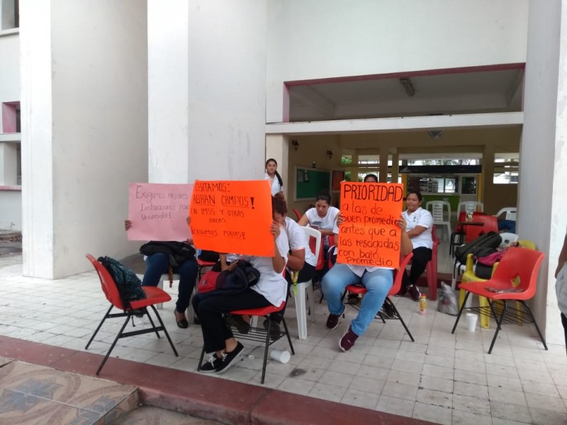 Estudiantes toman Universidad Femenina de Veracruz