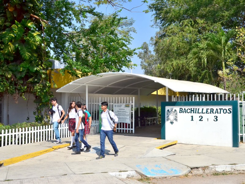 Estudiantes universitarios abandonan escuela por ola de violencia