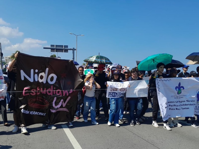 Estudiantes universitarios marchan enlutados exigiendo justicia en Veracruz