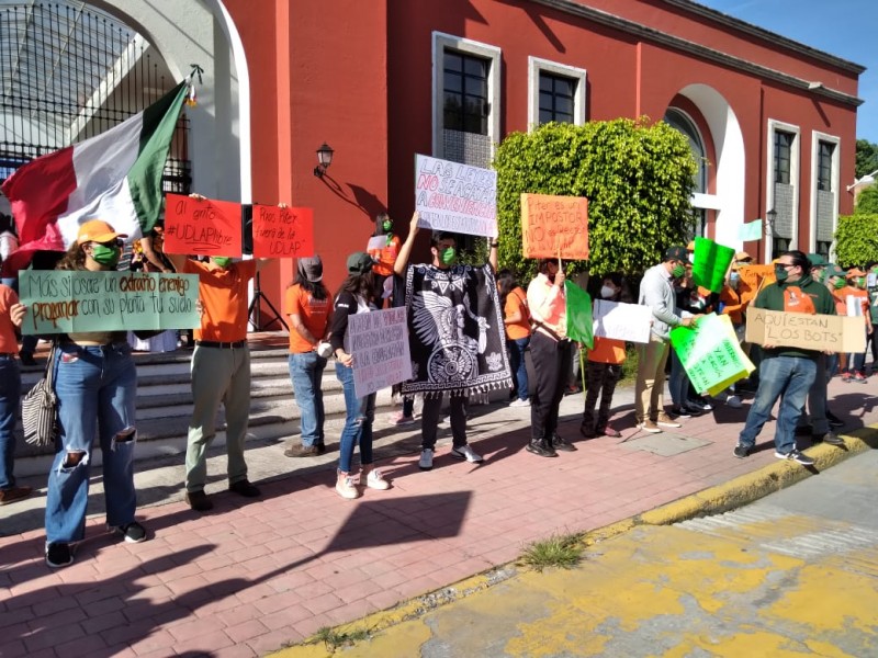 Estudiantes y maestros pide liberación de UDLAP con manifestación