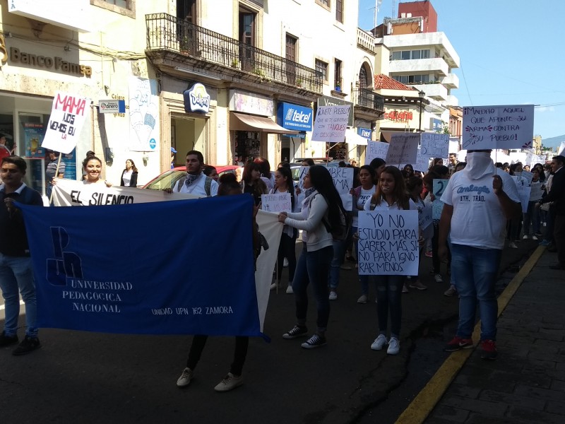 Estudiantes zamoranos conmemoran aniversario de matanza de Tlatelolco