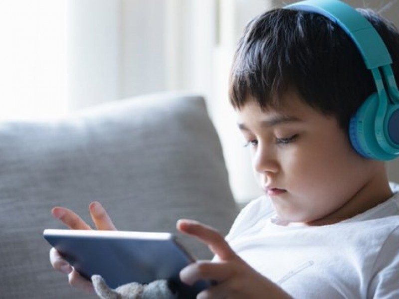 Estudio en niños revela problemas de ver demasiada televisión