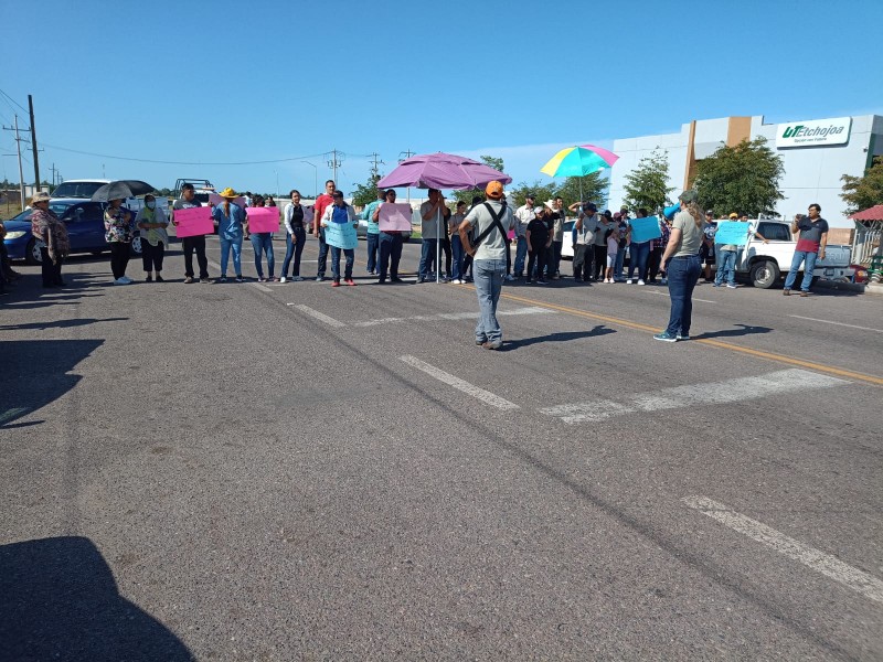Etchojoa: Sindicato de la UTE bloquea carretera, protestan por despido